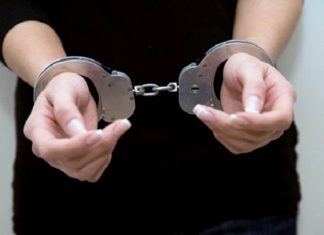 Mamă reținută pentru 24 de ore, acuzată că și-a agresat fiica de 13 ani cu o curea