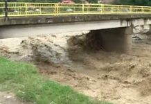 Lucrătorii de la ISU au intervenit a Runcu și Tismana pentru a scoate apa din gospodării