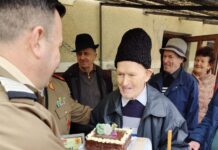Erou la 103 ani: veteranul Constantin Păunescu, omagiat acasă de autorități