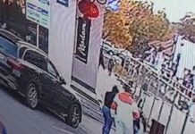 Doi elevi de gimnaziu, fugăriți cu un cuțit în centrul orașului Târgu Jiu. Incidentul a fost surprins pe camere, iar poliția investighează