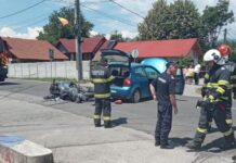 Patru persoane au fost rănite după ce un autoturism și o motocicletă au intrat în coliziune