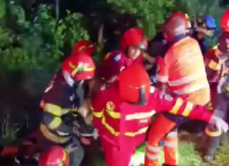Tânăr de 19 ani, încarcerat într-un autoturism care a intrat într-un cap de pod