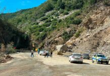 Explozie la cariera de piatră Pleșa. Bucăți de stâncă au avariat un utilaj și un autoturism