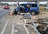 Un bărbat de 37 de ani a murit după ce mașina pe care o conducea a ieșit de pe DN 67 și a lovit mai multe indicatoare și un parapet