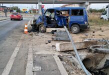 Un bărbat de 37 de ani a murit după ce mașina pe care o conducea a ieșit de pe DN 67 și a lovit mai multe indicatoare și un parapet
