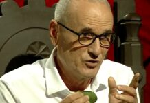 VIDEO Profesorul universitar din Gorj care cântă la frunză