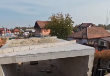 Au fost reluate lucrările la pasajul subteran de pe strada Ana Ipătescu din Târgu Jiu. Urmează introducerea casetei de beton sub calea ferată
